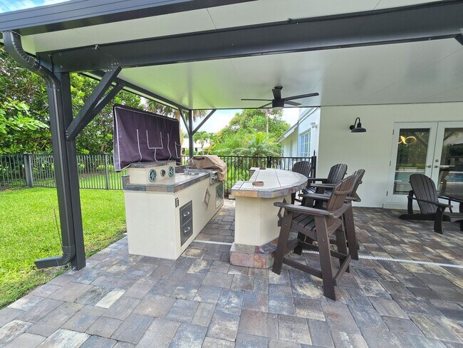 Building Photo - SEASONAL RENTAL - Luxury by the Beach!