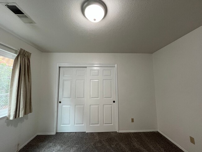 Building Photo - 924 Torrey Pines Dr