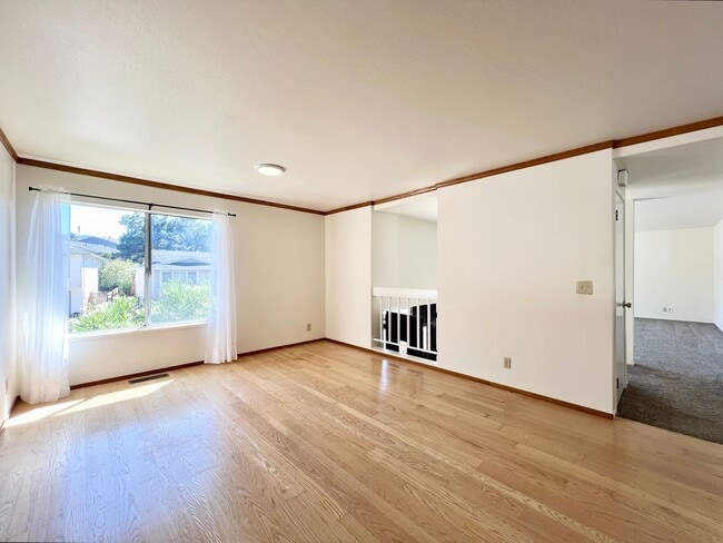 Building Photo - Spacious 4-Bed, 3-Bath Single-Family Home ...
