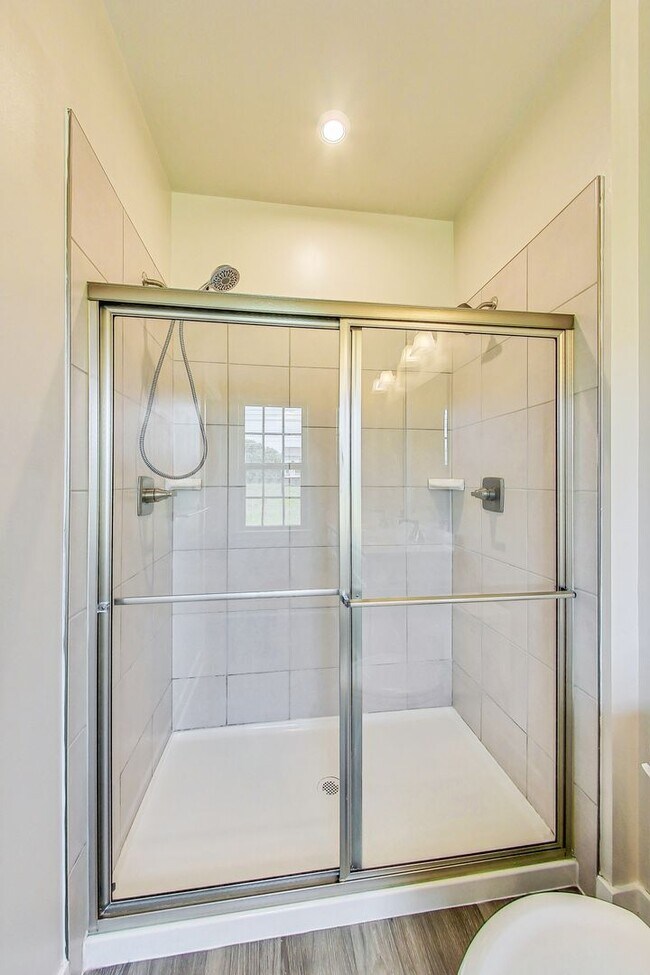 Building Photo - Meticulously Maintained 3 bedroom, 2.5 bat...