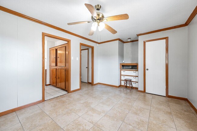 Building Photo - 5813 Russell Ln