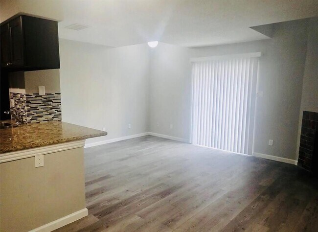 Building Photo - 11201 Lynbrook Dr