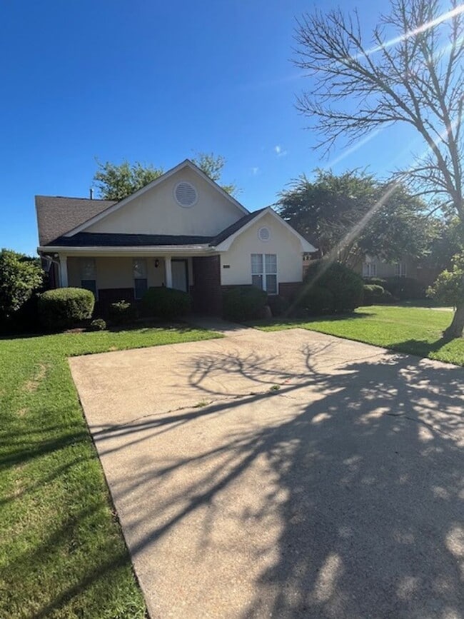 Building Photo - Renovated 3 Bedroom 2 Bath Home for Rent!