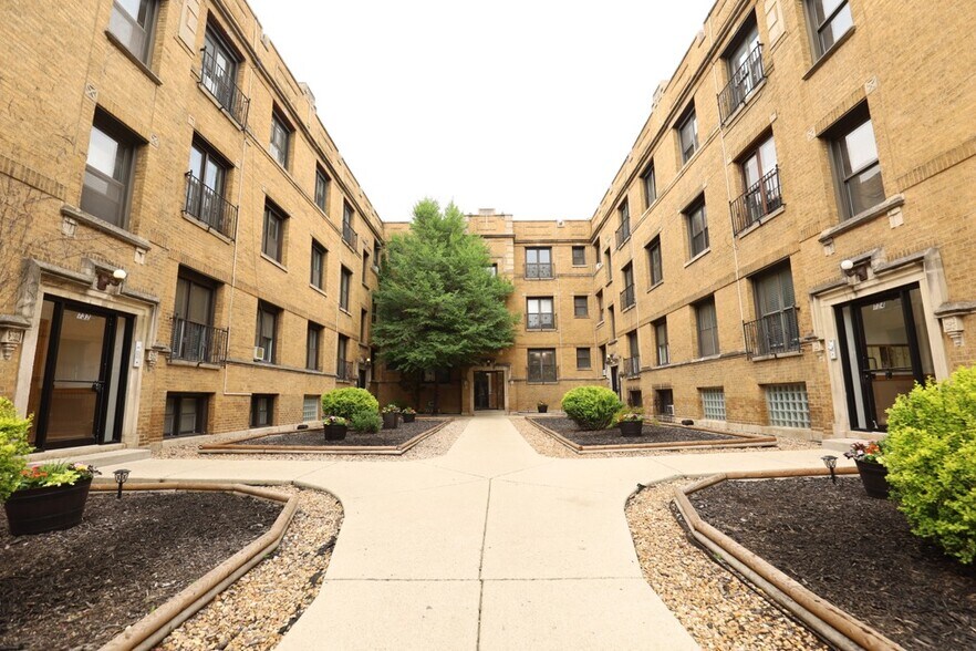 Primary Photo - 724 W Roscoe St