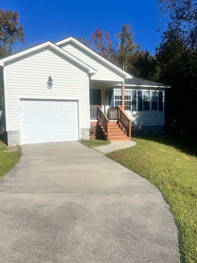 Building Photo - 3 BR Close to Bosch, Downtown, Shopping!