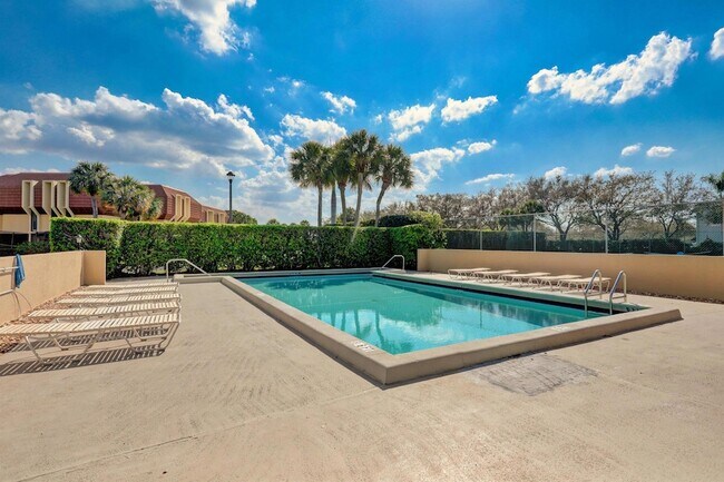 Building Photo - 5390 Woodland Lakes Dr