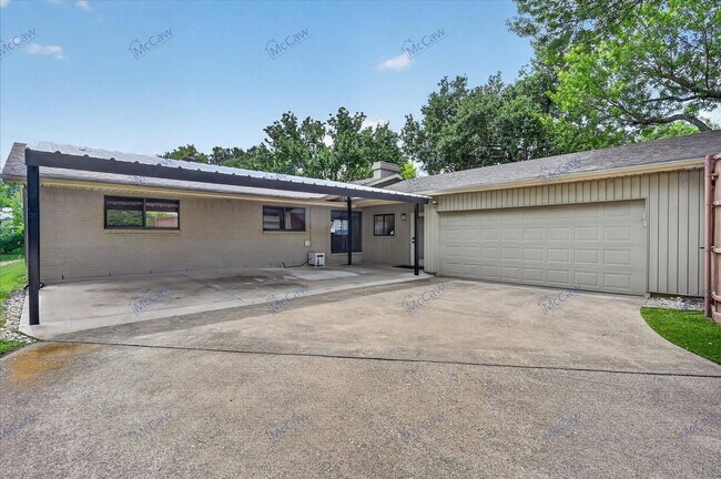Building Photo - 3827 Clubway Ln