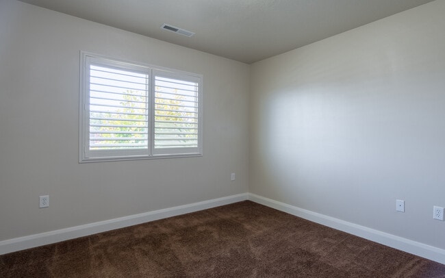 Building Photo - 3 bed 2 bath home with fully-fenced yard