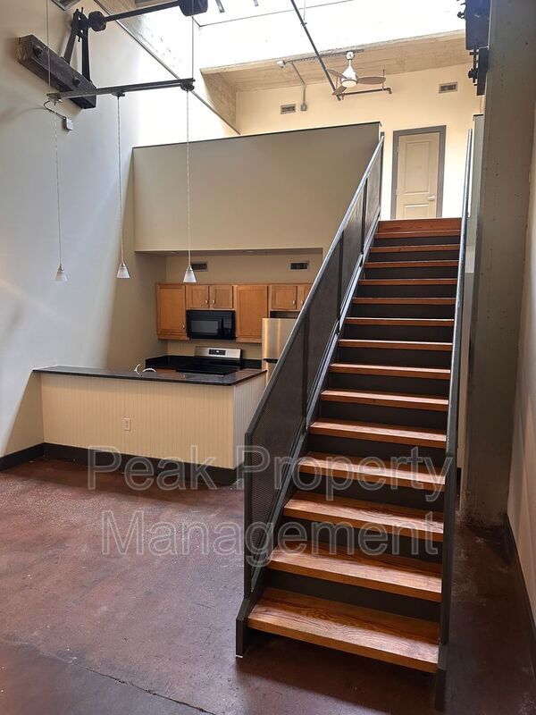 Building Photo - 212 W 7th St