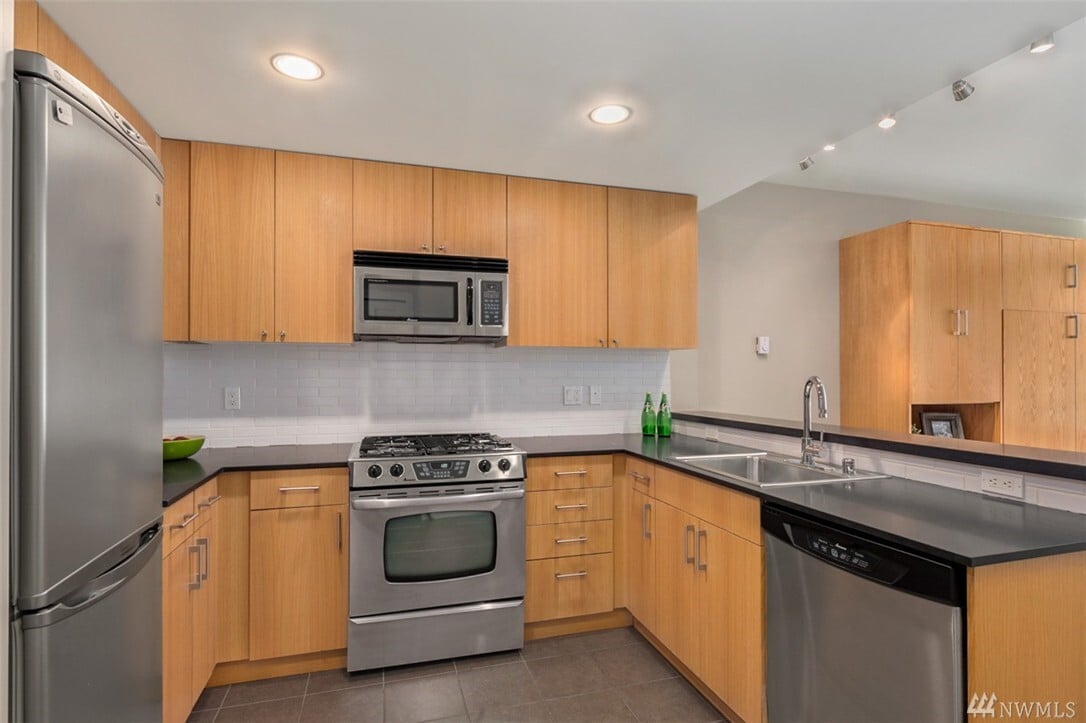 stainless steel kitchen - 76 Cedar St