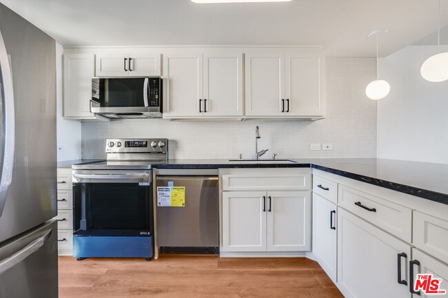 Building Photo - 4265 Marina City Dr