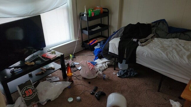 Building Photo - 2 bedroom 1 bath - available for June 1st ...