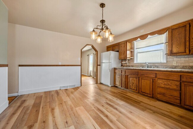 Building Photo - 3 Bedroom 2 Bath Home with Bonus Rooms and Tons of Extra Space