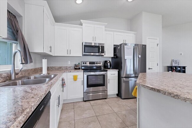 Building Photo - Welcome in to this beautiful Unfurnished -...