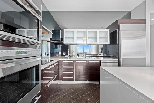 Building Photo - 2020 N Bayshore Dr