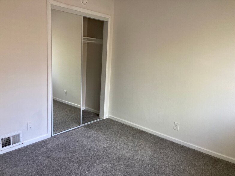 Building Photo - 5062 Rhode Island Dr