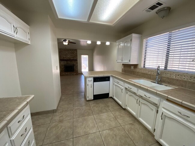 Building Photo - SW Visalia Home coming soon!