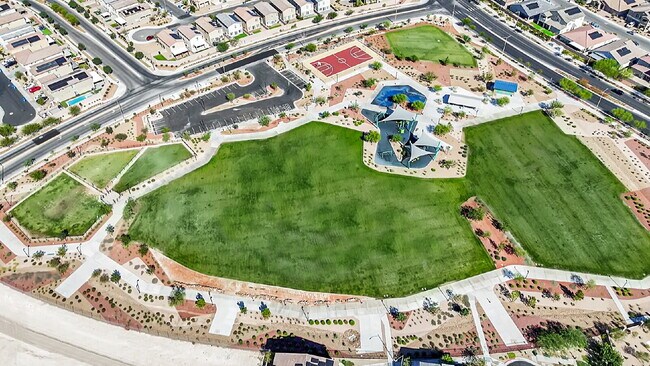 Building Photo - Gorgeous 5 Bedroom home!