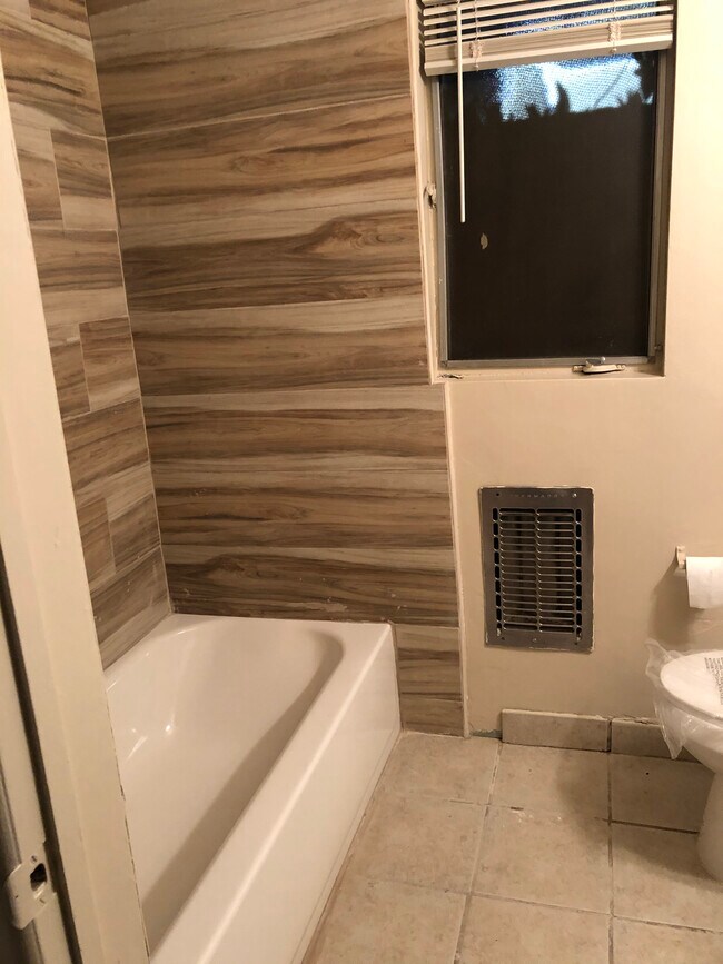 Building Photo - 407 Violet Ave