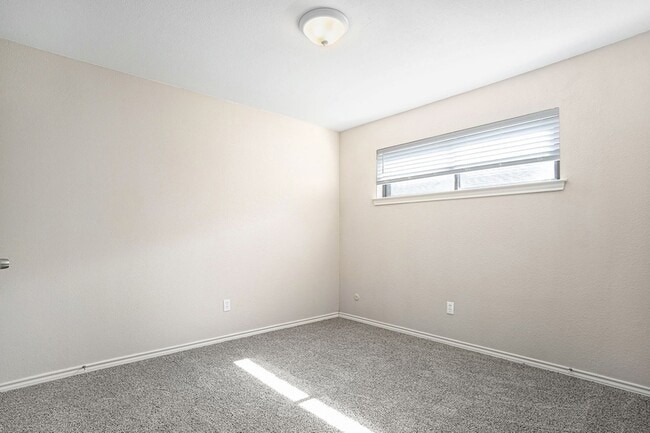 Building Photo - 802 Pebblebrook Dr