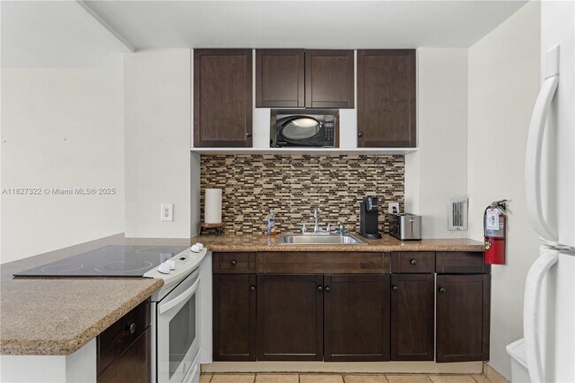Building Photo - 9440 W Bay Harbor Dr