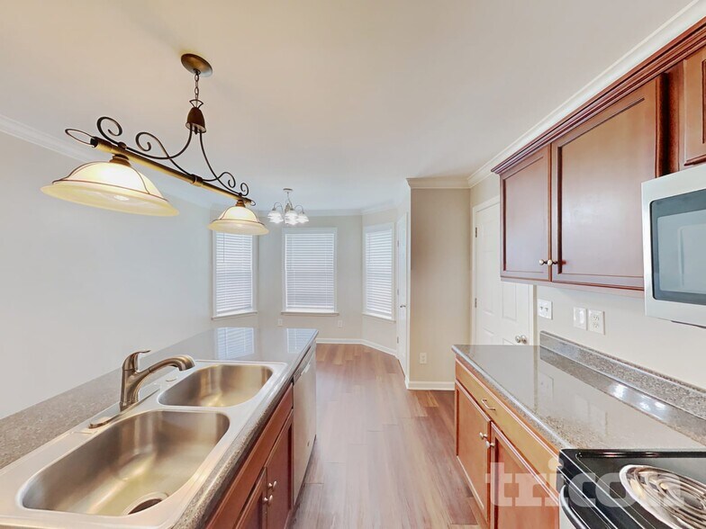 Building Photo - 1007 Golf View Way