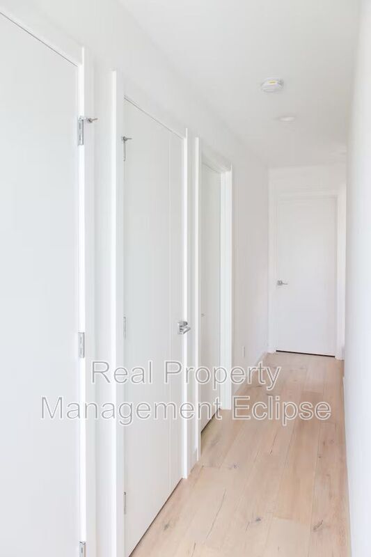 Building Photo - 8819 Midvale Ave N