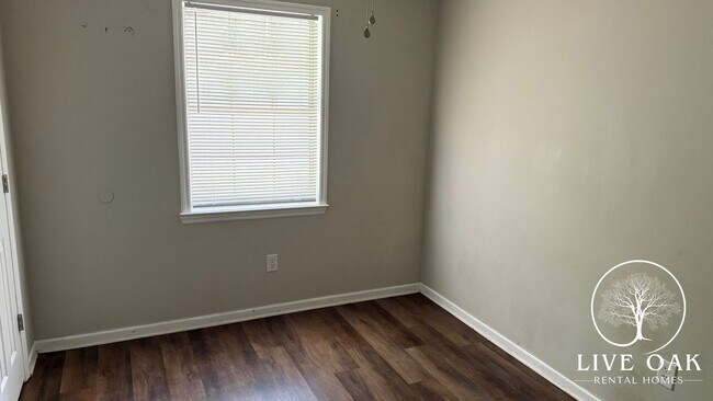 Building Photo - MOVE-IN SPECIAL: $500 OFF 1st MONTH'S RENT!**
