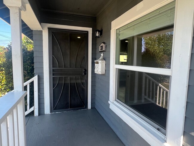 Building Photo - Craftsman Beauty with Upgrades | 2 Bed | 1...