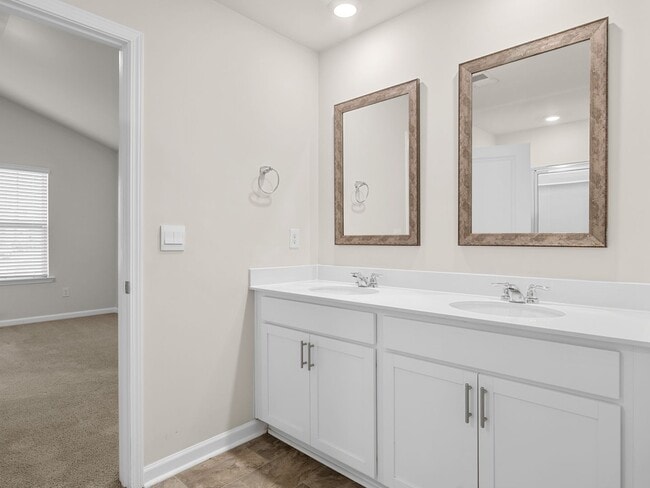 Building Photo - Modern living meets Convenience- Townhome in Greer, SC! $500 OFF First Months Rent!!