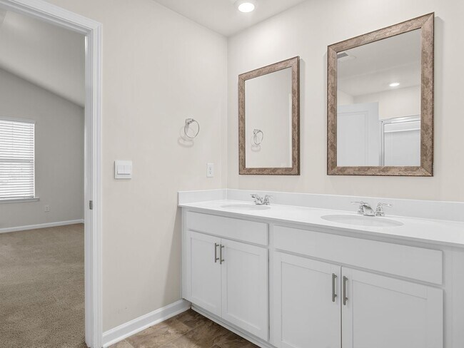 Building Photo - Modern living meets Convenience- Townhome in Greer, SC! *Waived Application Fee* With approved ap...