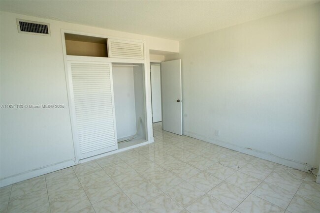 Building Photo - 3800 Galt Ocean Dr