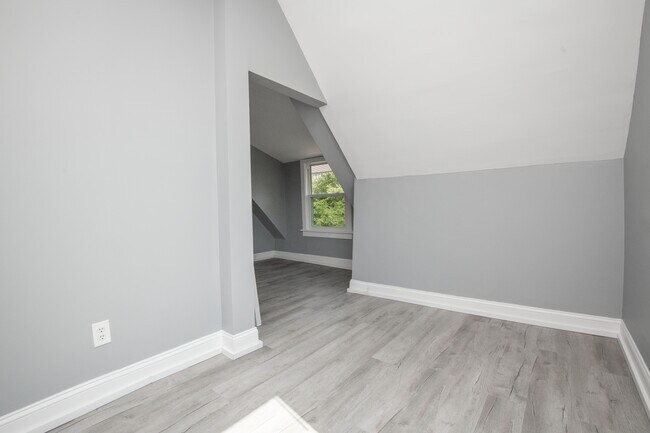 Building Photo - 117 E Glenwood Ave