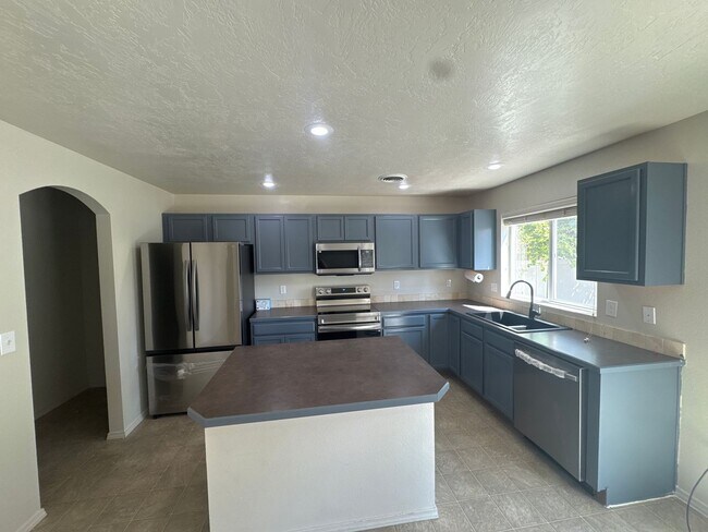 Building Photo - Walking distance to Settlers Park