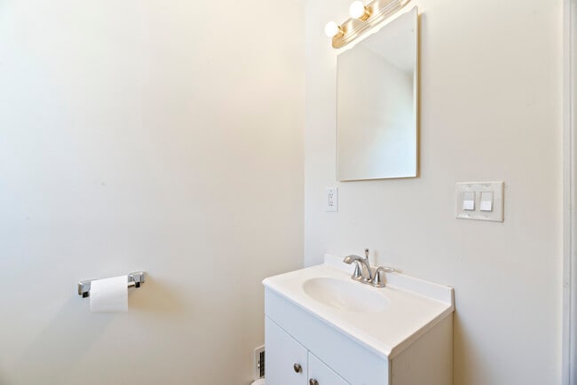 Building Photo - 446 Roedel Pl