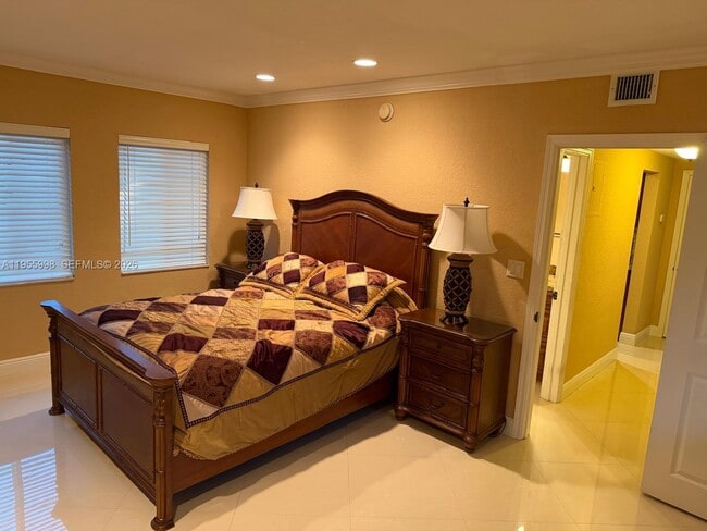 Building Photo - 830 NE 20th Ave