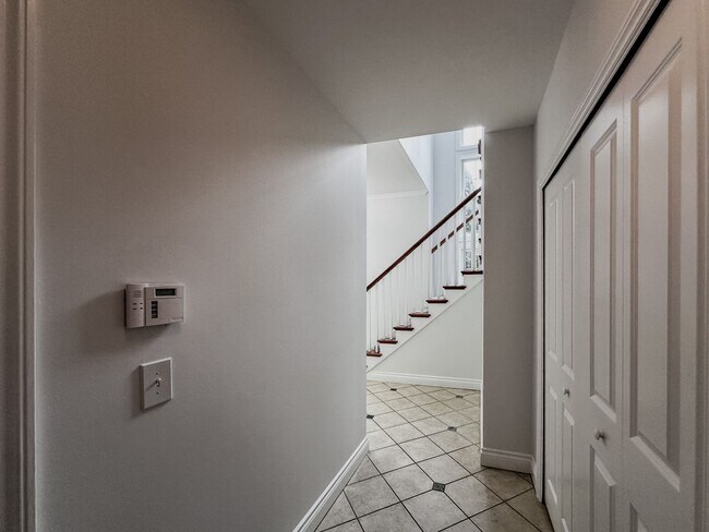 Building Photo - Lakeside Living!