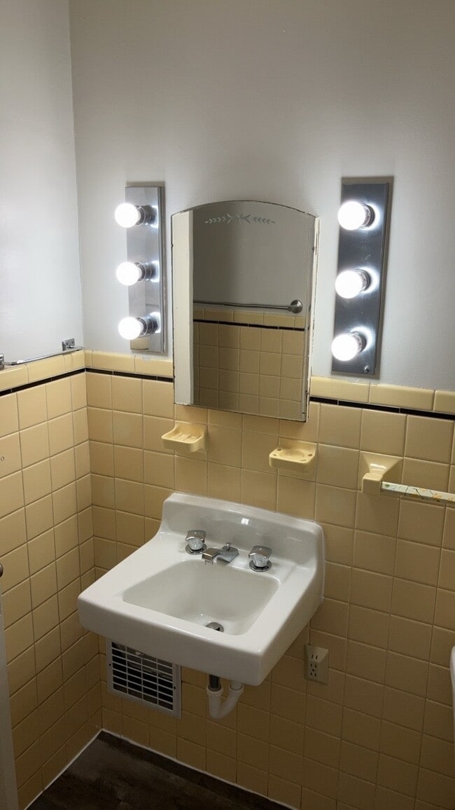 Building Photo - 1076 Sherwood Dr