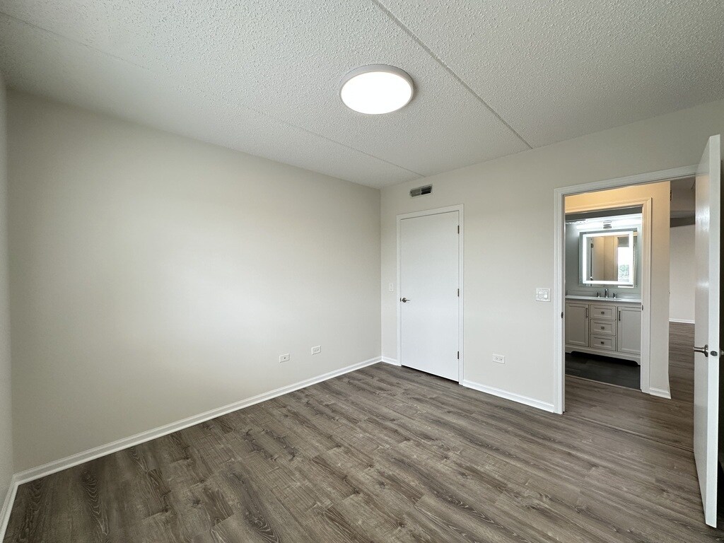 Building Photo - 5555 N Cumberland Ave