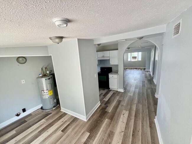 Building Photo - TOTALLY REMODELED Spacious 3BR/1BA Lakelan...