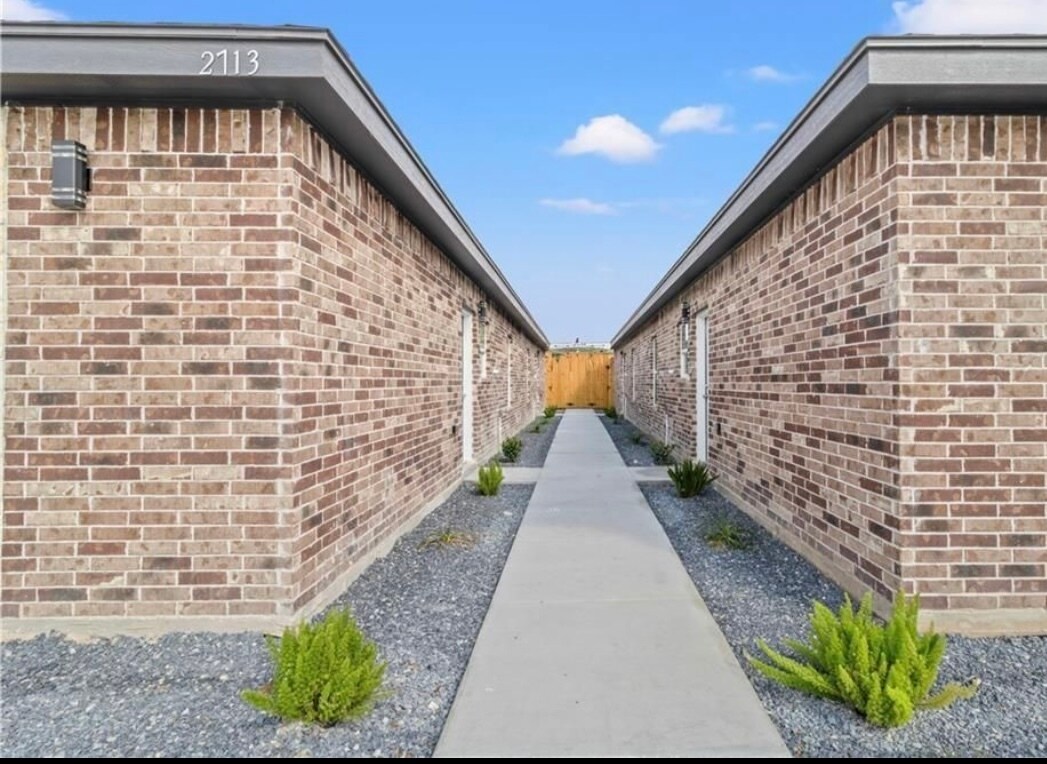 Building Photo - 2513 E Israel Ave