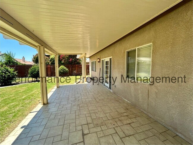 Building Photo - Charming 4 Bed/2 Bath NW Bakersfield Home ...