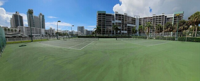 Building Photo - 400 Leslie Dr