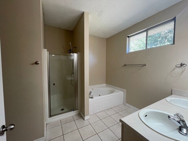 Building Photo - MOVE IN SPECIAL - 2 WEEKS FREE RENT - 3BR ...