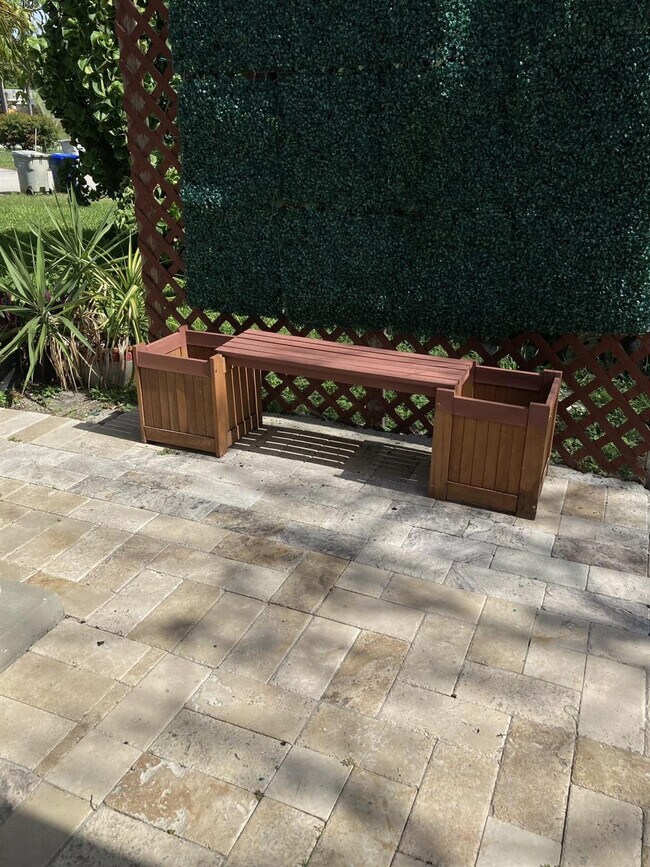 Building Photo - 2640 NE 10th Terrace