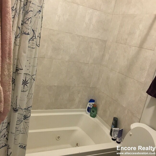 Building Photo - 1089 Beacon St