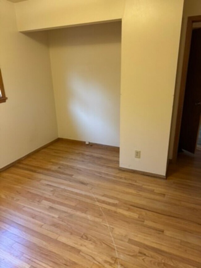 Building Photo - 3-Bedroom Single Family in a great neighborhood - Available October 15!