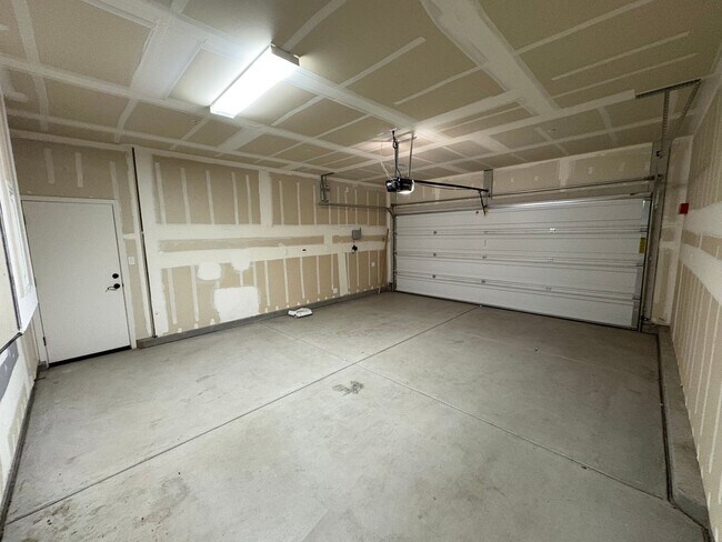 Building Photo - Lovely SE Tulare available now!