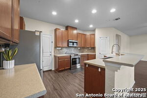 Building Photo - 220 Hinge Creek