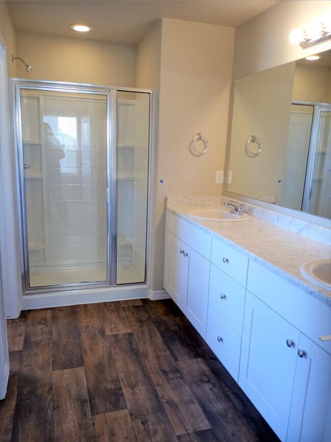 Building Photo - 3 Bed 2.5 Bath Home with AC!